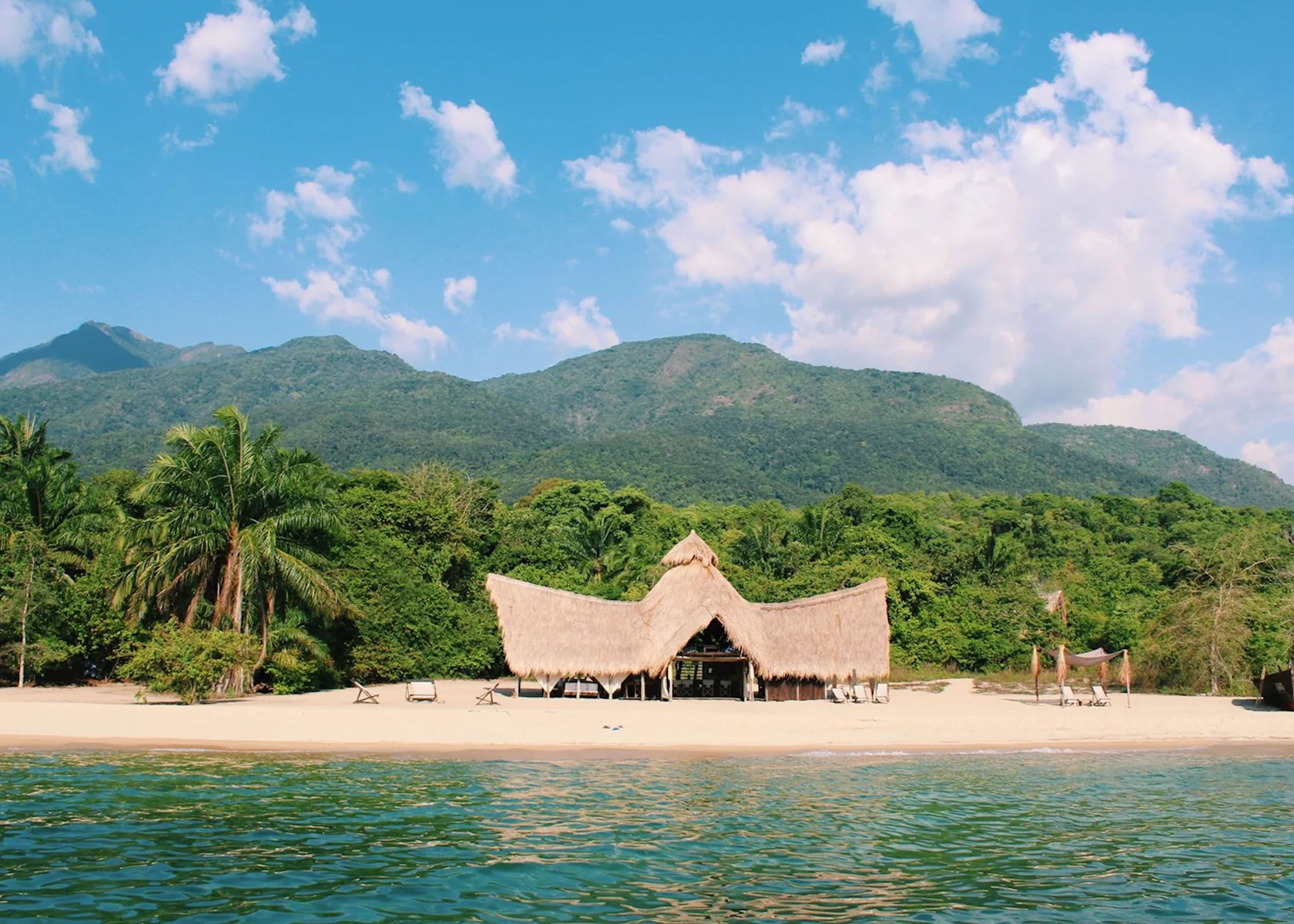 Lakeside exterior of Mango Tree Bandas