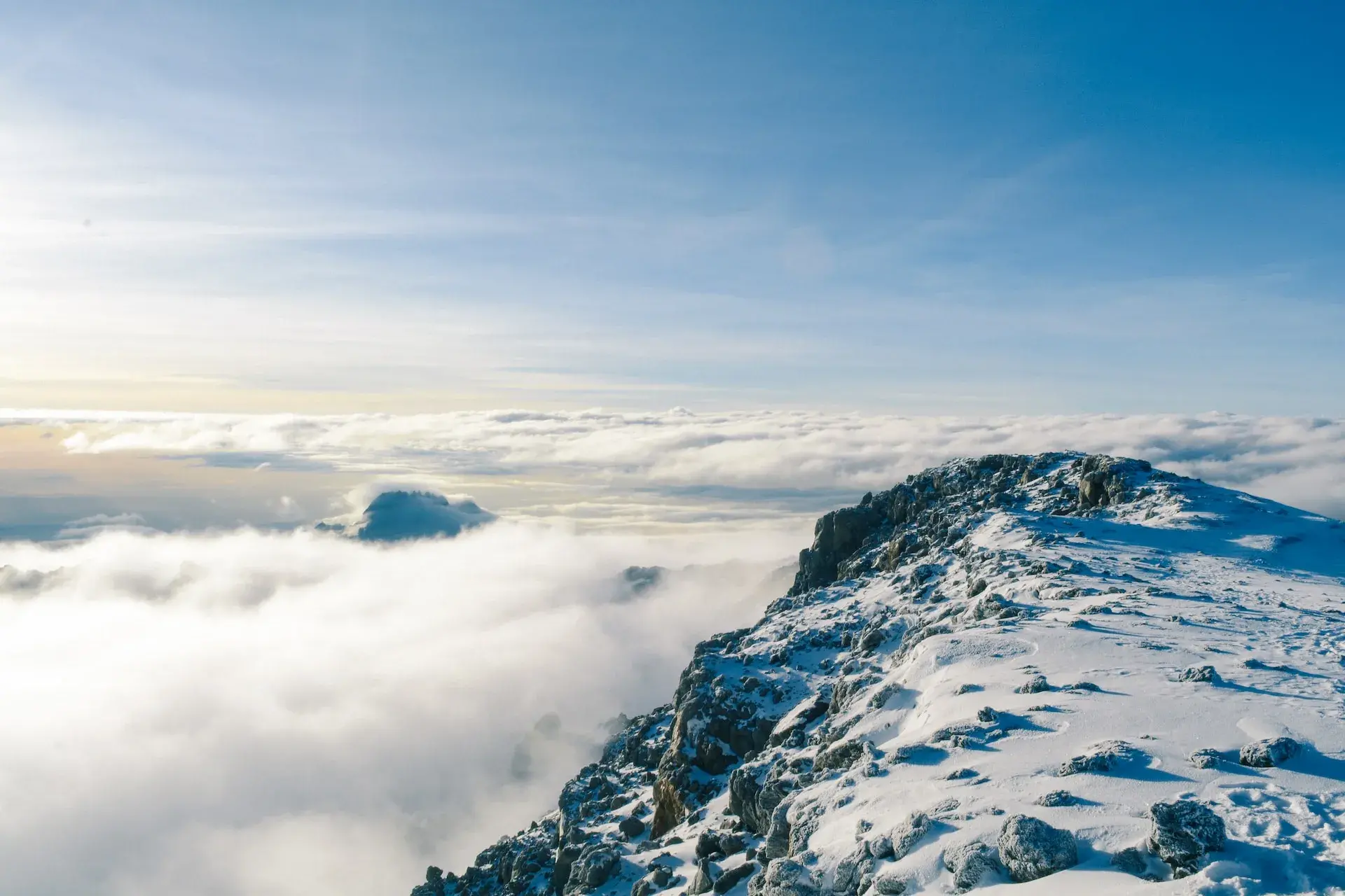 Snow and cloud conditions on the upper slopes of Kilimanjaro